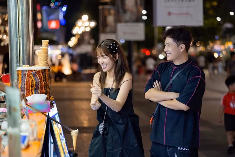 Cặp đôi tay trong tay dạo phố.