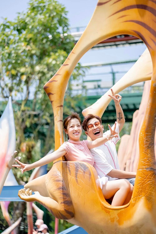 Đôi vợ chồng son nghỉ dưỡng ở Singapore.