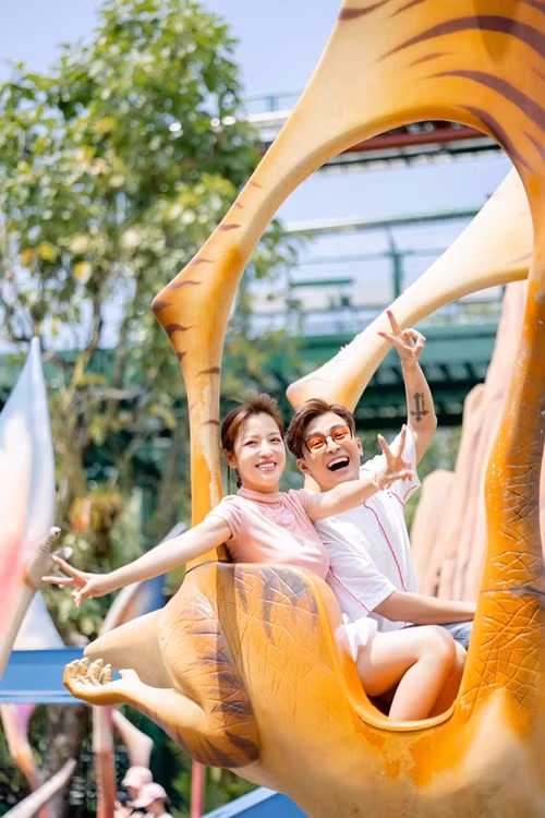 Đôi vợ chồng son nghỉ dưỡng ở Singapore.