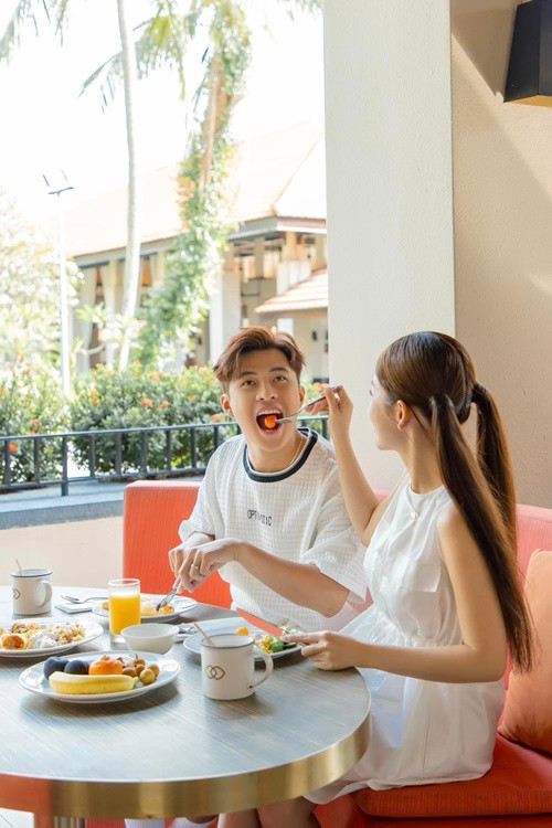 Vợ chồng Puka liên tục cập nhật hình ảnh trong chuyến nghỉ dưỡng ở Singapore.