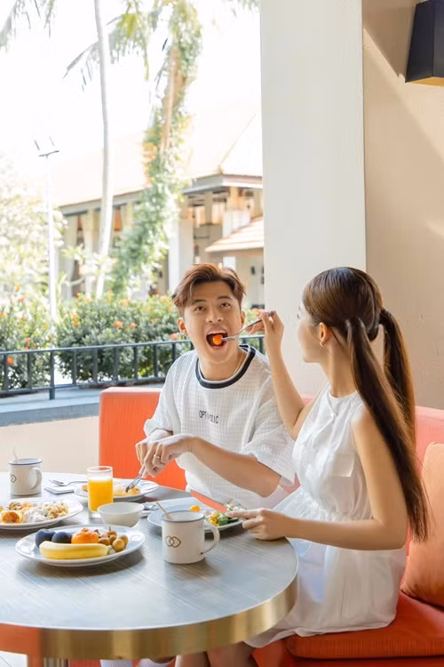 Vợ chồng Puka liên tục cập nhật hình ảnh trong chuyến nghỉ dưỡng ở Singapore.