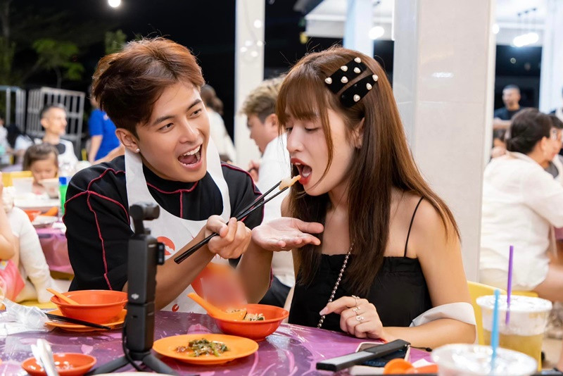 Gin Tuấn Kiệt ân cần đút đồ ăn cho Puka khi cả hai cùng đi ăn cua.