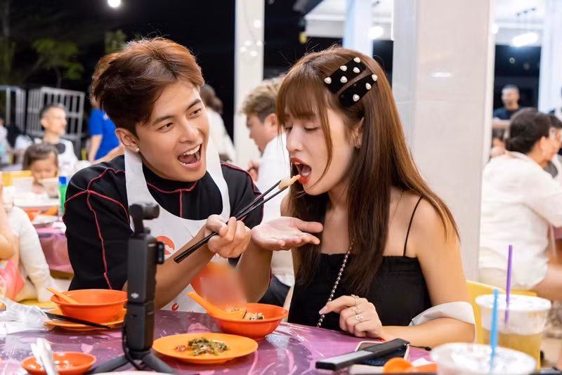 Gin Tuấn Kiệt ân cần đút đồ ăn cho Puka khi cả hai cùng đi ăn cua.