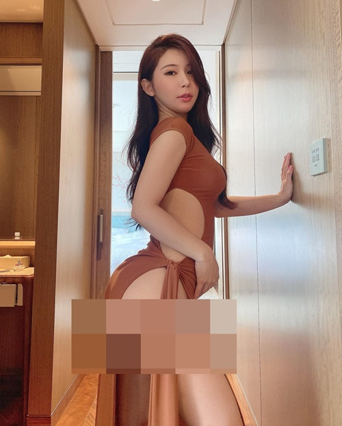 Hot girl người Hàn Quốc hớ hênh khi mặc mốt xẻ hông.