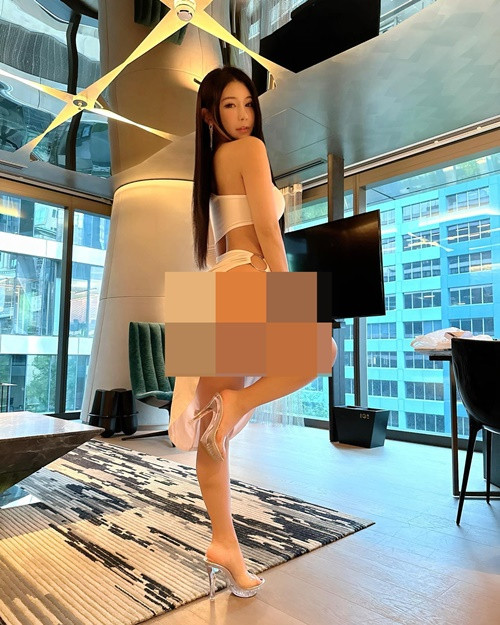 Lucy Park không ngại tạo dáng khiêu khích dù đang mặc hở bạo.