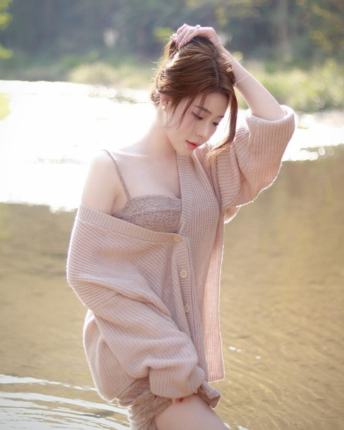 Pimlita có gu thời trang tôn lên đường cong nữ tính.