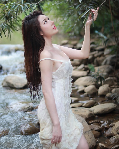 Hot girl người Thái Lan khoe vòng một vô cùng gợi cảm.