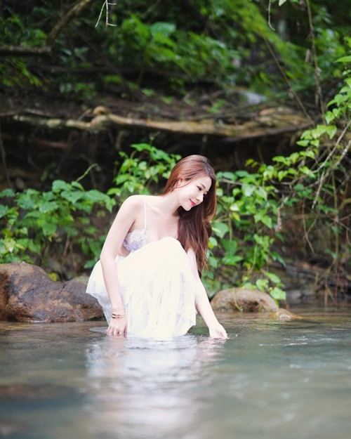 Nhiều fan của Pimlita đặt cho cô nàng biệt danh "tiên nữ tắm suối".