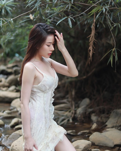 Cô nàng khiến nhiều người khó rời mắt bởi vóc dáng nóng bỏng của mình.