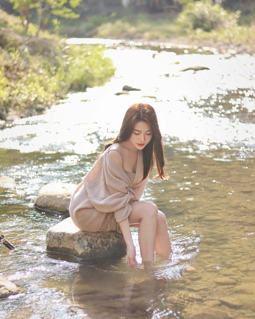 Hot girl người Thái Lan gây chú ý mỗi lần mặc gợi cảm trèo đèo, lội suối.