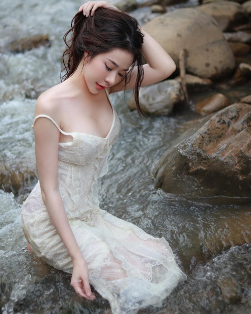 Mới đây, bộ ảnh tắm suối của hot girl Pimlita Thanachaipraweenukul nhận được sự chú ý của nhiều cư dân mạng tại Thái Lan.