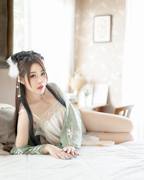 Pimlita vừa làm người mẫu vừa kinh doanh.