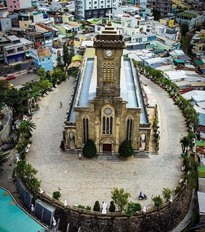 Nhà thờ Núi Nha Trang, tên gọi chính thức là Nhà thờ chính tòa Kitô Vua, là một nhà thờ Công giáo ở thành phố Nha Trang và cũng là một địa điểm tham quan ở Nha Trang rất được yêu thích. Gọi là nhà thờ Núi đơn giản vì nhà thờ này được xây một mõm núi nhỏ gọi là núi Bông, cao khoảng 12 m.