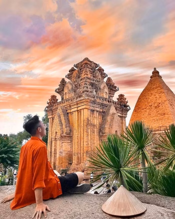 Tên gọi “Tháp Po Nagar” được dùng để chỉ chung cả công trình kiến trúc này, nhưng thực ra đây chỉ là tên gọi của ngọn tháp lớn nhất, cao khoảng 23 m, tọa lạc tại tầng thứ 3 của công trình này.