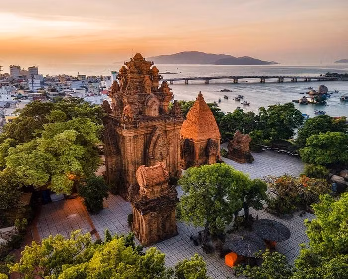 Khu di tích tháp Bà Po Nagar là một địa điểm tham quan ở Nha Trang mà bạn nên đến là vì đây là một trong những công trình thuộc quần thể kiến trúc văn hóa Chăm Pa có quy mô lớn nhất còn sót lại ở miền Trung, Việt Nam. Đến tháp Bà, bạn còn có dịp được nghe kể về những truyền thuyết xung quanh địa điểm này.