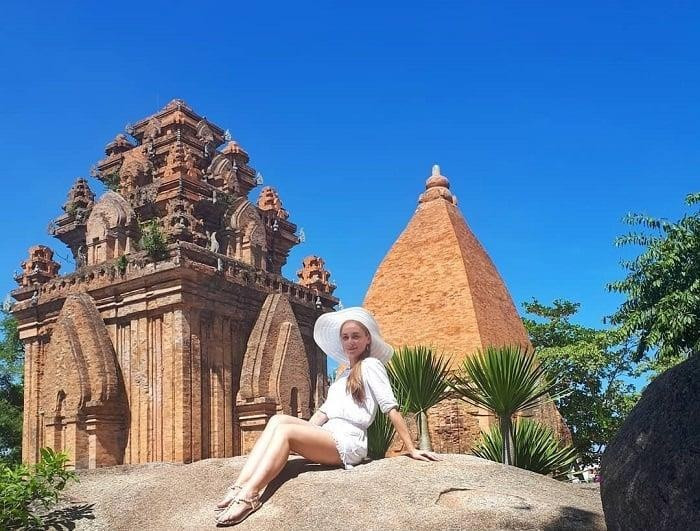 Tháp Bà Po Nagar là ngôi đền Chăm Pa nằm trên đỉnh một ngọn đồi nhỏ cao khoảng 10 -12 m, cách trung tâm thành phố khoảng 2 km về phía Bắc.