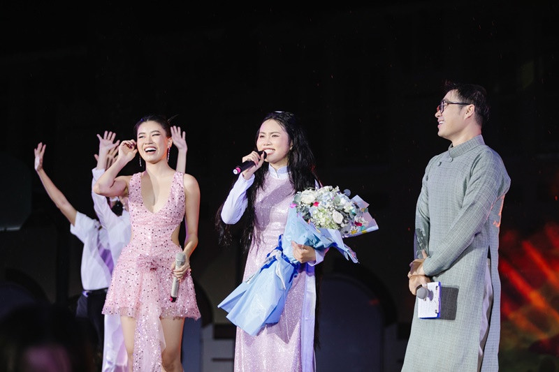 Phương Mỹ Chi và Pháo đều sinh năm 2003 nhưng theo đuổi dòng nhạc, phong cách thời trang khác nhau.