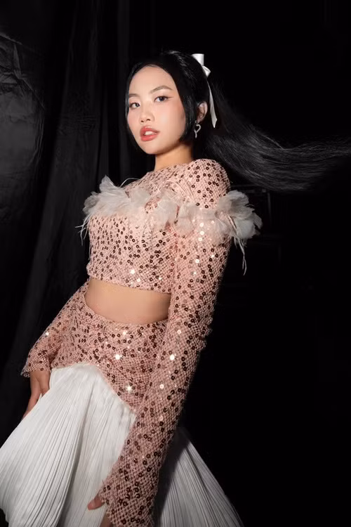 Bước ra từ Giọng hát Việt nhí 2013, Phương Mỹ Chi theo đuổi dòng nhạc dân ca, bolero trong thời gian dài.