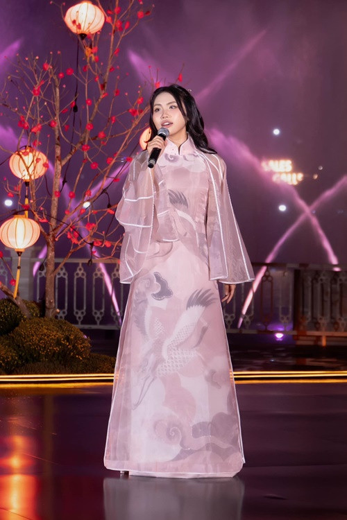 Năm 2023, Phương Mỹ Chi thử sức với dòng nhạc trẻ khi ra mắt Vũ trụ có anh. Theo Dân Trí, ca khúc Vũ trụ có anh kết hợp giữa ca trù, ngũ cung với disco, đan xen âm nhạc Disney.