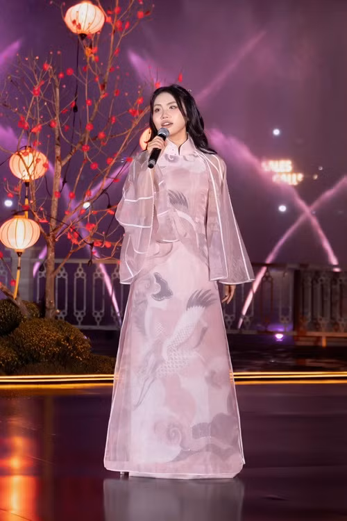 Năm 2023, Phương Mỹ Chi thử sức với dòng nhạc trẻ khi ra mắt Vũ trụ có anh. Theo Dân Trí, ca khúc Vũ trụ có anh kết hợp giữa ca trù, ngũ cung với disco, đan xen âm nhạc Disney.