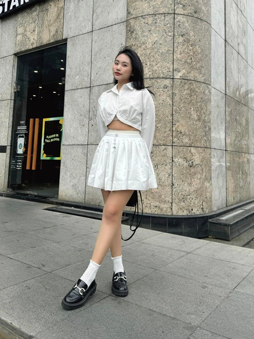 Phương Mỹ Chi thường mặc áo dài hoặc trang phục cá tính khi đi hát. Ở đời thường, cô chọn váy áo trẻ trung, năng động.