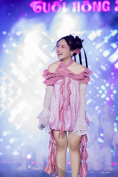 Bị hoài nghi bỏ dân ca, bolero, Phương Mỹ Chi phủ nhận. Cô chia sẻ trên Arttimes: "Dòng nhạc dân ca, bolero thì Chi không bao giờ từ bỏ. Chi sắp làm album về dòng nhạc này. Khi bắt đầu đi hát, mẹ Chi đã dặn rất kỹ rằng: “Con làm gì thì làm, không được từ bỏ nhạc dân ca, bolero”.