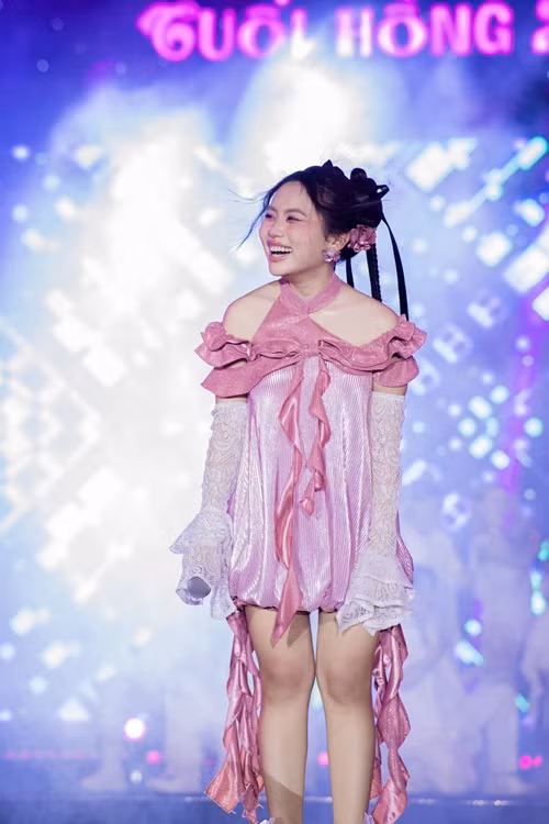 Bị hoài nghi bỏ dân ca, bolero, Phương Mỹ Chi phủ nhận. Cô chia sẻ trên Arttimes: "Dòng nhạc dân ca, bolero thì Chi không bao giờ từ bỏ. Chi sắp làm album về dòng nhạc này. Khi bắt đầu đi hát, mẹ Chi đã dặn rất kỹ rằng: “Con làm gì thì làm, không được từ bỏ nhạc dân ca, bolero”.