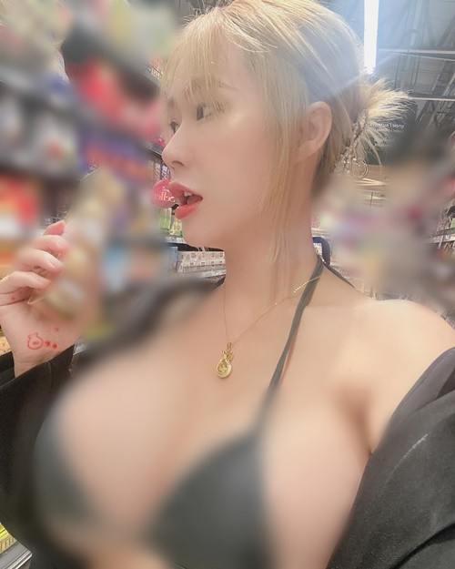 Cô nàng cởi áo khoe nội y bé xíu tại siêu thị.