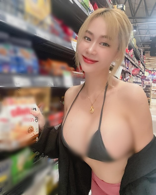 Nhiều cư dân mạng chỉ trích cô nàng mặc quá hở hang, khoe đôi "gò bồng đảo" ngoại cỡ dù ở nơi đông người.