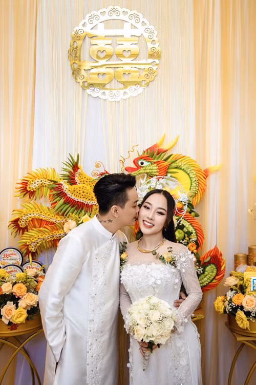 "Vợ tôi lúc nào cũng ủng hộ, lo lắng, quan tâm tôi trên con đường nghệ thuật. Mỗi khi tôi có show diễn hay quay MV, vợ luôn là người đứng sau ủng hộ và đồng hành cùng tôi", TiTi chia sẻ về người bạn đời. Ảnh: FBNV.