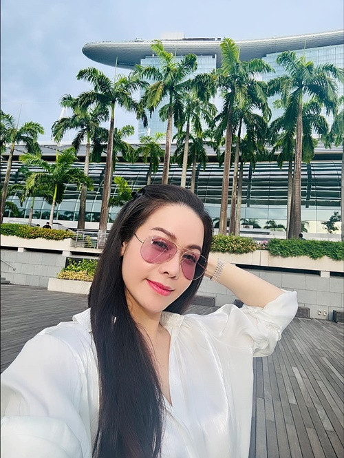 Trong livestream, Nhật Kim Anh cho biết, cô vắng mặt trong đám cưới của TiTi vì đang ở Singapore tham gia một sự kiện và về Việt Nam sau vài ngày nữa. “Tiếc tắm, không tới chúc mừng vợ chồng TiTi được”, Nhật Kim Anh nói thêm. Ảnh: FBNV.