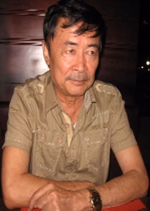 Nghệ sĩ Hai Nhất cho biết, mệnh lệnh của đạo diễn Long Vân khiến ông gặp áp lực lớn. Nghệ sĩ Hai Nhất quyết định để Ba Cẩn ngã trong tư thế một nửa người chúi xuống đất, một nửa ở trên giường, mắt trợn trừng. Chỉ khi đạo diễn Long Vân hô cắt, khen ngợi diễn xuất, nghệ sĩ Hai Nhất mới thở phào nhẹ nhõm. Ảnh: Quân Đội Nhân Dân