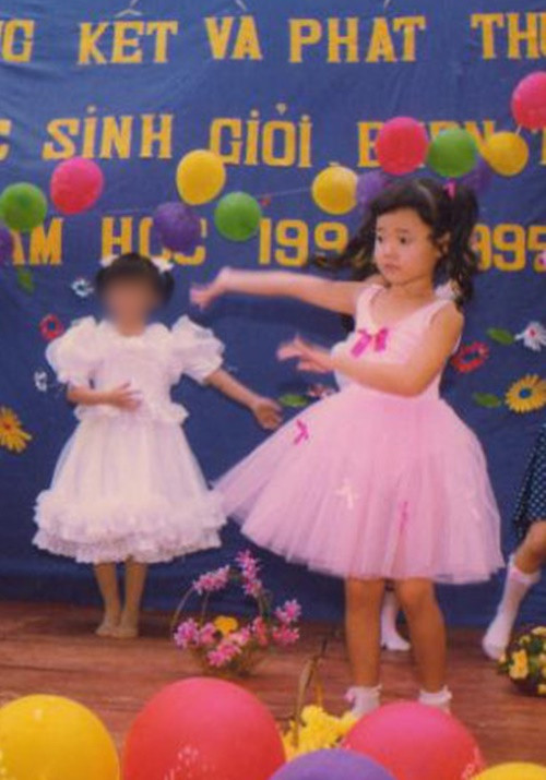 Midu khoe ảnh mặc váy hồng biểu diễn văn nghệ.