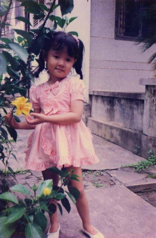 Ngày nhỏ, Midu vô cùng xinh xắn, ăn mặc điệu đà.