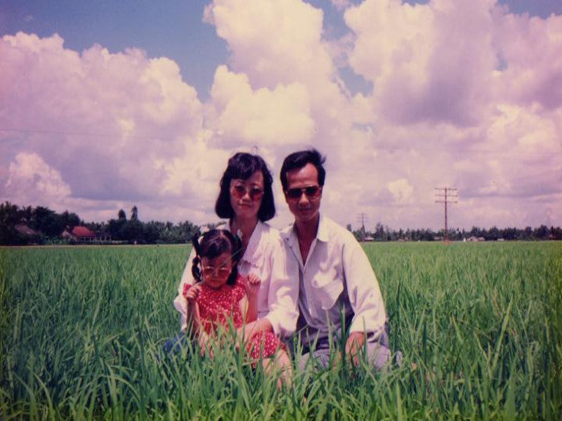 Do sở hữu chiếc mũi cao, Midu bị bạn học chê. "Hồi nhỏ đi học, một ngày đẹp trời có nhỏ bạn hơi hơi thân nói với mình "Bạn có thấy cái mũi của bạn quái dị không, nó cao quá mà mặt bạn nhỏ xíu. Cao vậy xấu lắm bạn nhìn tụi tôi có ai như vậy đâu, nhìn bạn như người ngoài hành tinh". Vậy mà hồi nhỏ mình tưởng vậy là xấu thiệt tại thấy trong lớp không có đứa nào mũi giống mình hết, về buồn quá trách tại ba mẹ", Midu cho biết.