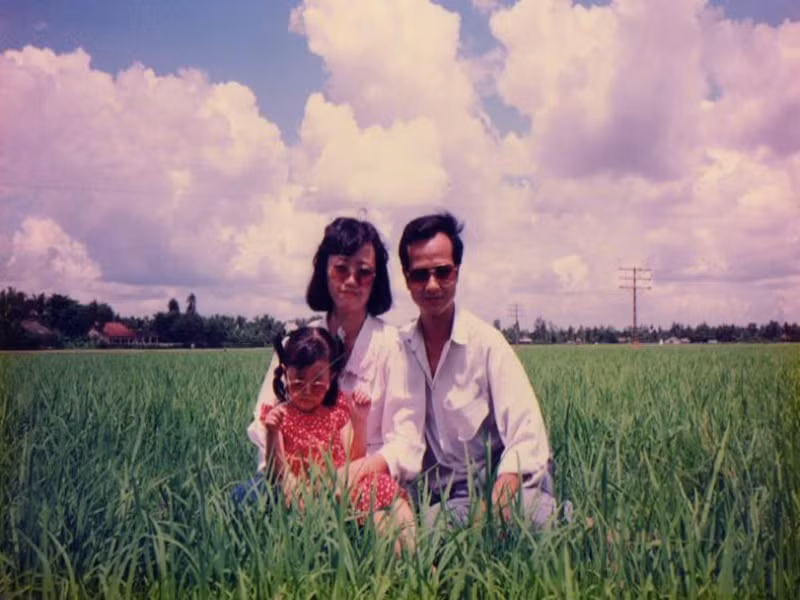 Do sở hữu chiếc mũi cao, Midu bị bạn học chê. "Hồi nhỏ đi học, một ngày đẹp trời có nhỏ bạn hơi hơi thân nói với mình "Bạn có thấy cái mũi của bạn quái dị không, nó cao quá mà mặt bạn nhỏ xíu. Cao vậy xấu lắm bạn nhìn tụi tôi có ai như vậy đâu, nhìn bạn như người ngoài hành tinh". Vậy mà hồi nhỏ mình tưởng vậy là xấu thiệt tại thấy trong lớp không có đứa nào mũi giống mình hết, về buồn quá trách tại ba mẹ", Midu cho biết.