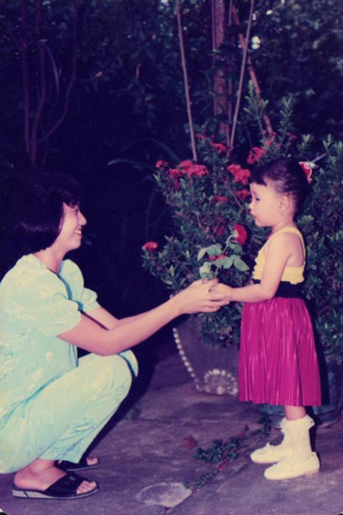 Midu hài hước chia sẻ hình ảnh ngày nhỏ bên mẹ: “Hồi nhỏ trán vồ, lớn lên hết vồ, hú hồn”.