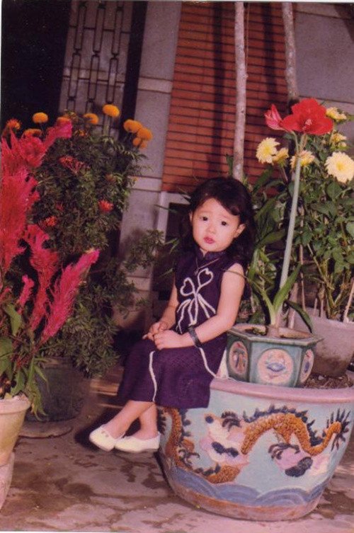 Midu cho biết, cô giống cả ba lẫn mẹ. “Mắt giống mẹ, nhưng tròng đen giống ba. Mũi cao giống ba nhưng sóng mũi thẳng giống mẹ, khuôn mặt của ba, miệng của ba luôn”, nữ diễn viên cho biết.