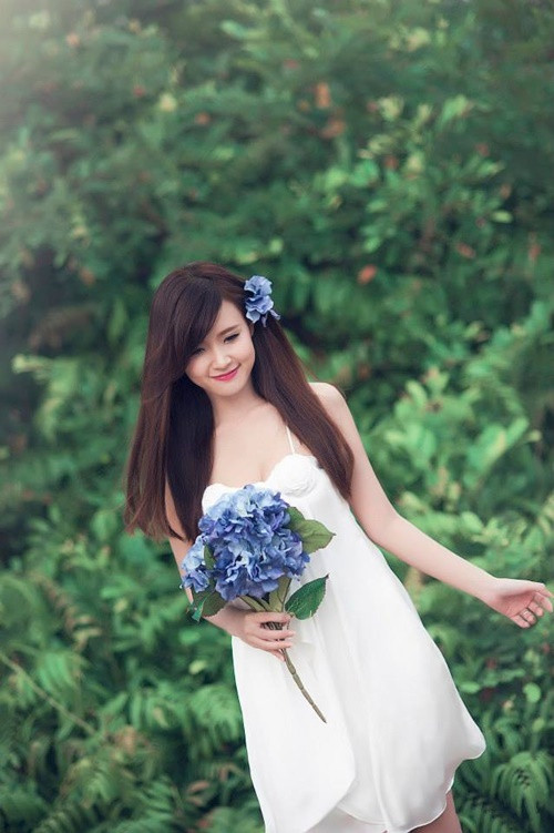 Năm 18 tuổi, Midu giành giải quán quân cuộc thi Hot V-teen.