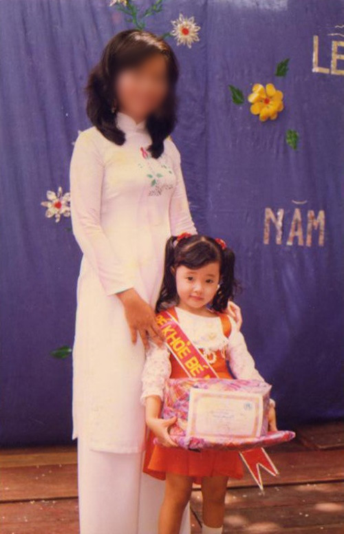 Nữ diễn viên thường cột tóc hai bên ngày bé.