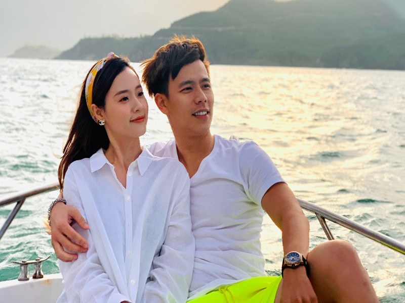 Midu từng được ghép đôi với Trần Anh Huy. Cả hai quen biết khi tham gia một gameshow. Anh Huy còn đóng MV Anh nghĩ anh là ai của Midu. Ảnh: Saostar.