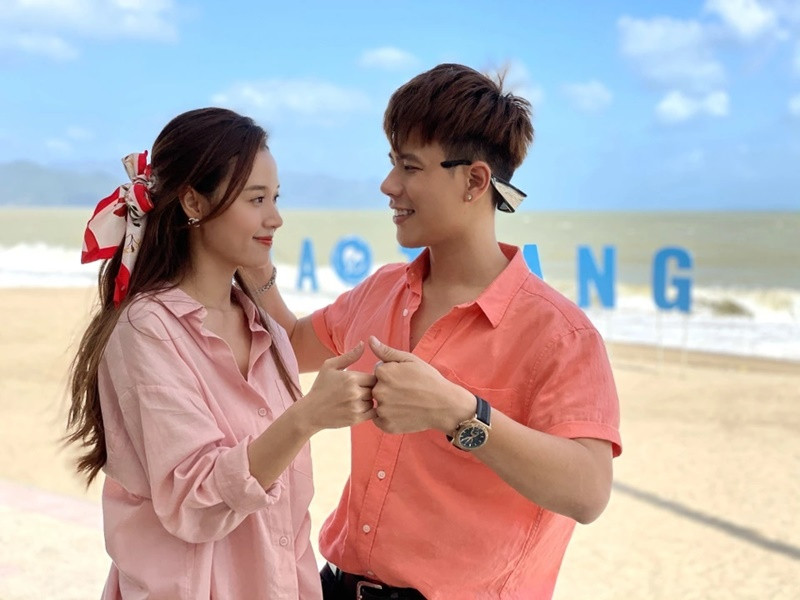 Cùng Anh Huy tham gia series hẹn hò giả định Có hẹn cùng Midu, Midu bày tỏ, nếu không phải bạn thân, chắc chắn cô sẽ xiêu lòng vì những hành động của Anh Huy. “Huy là một chàng trai ấm áp, chu đáo và ân cần, thích tạo bất ngờ cho phái yếu”, Midu chia sẻ trên Dân Trí. Ảnh: Dân Trí.