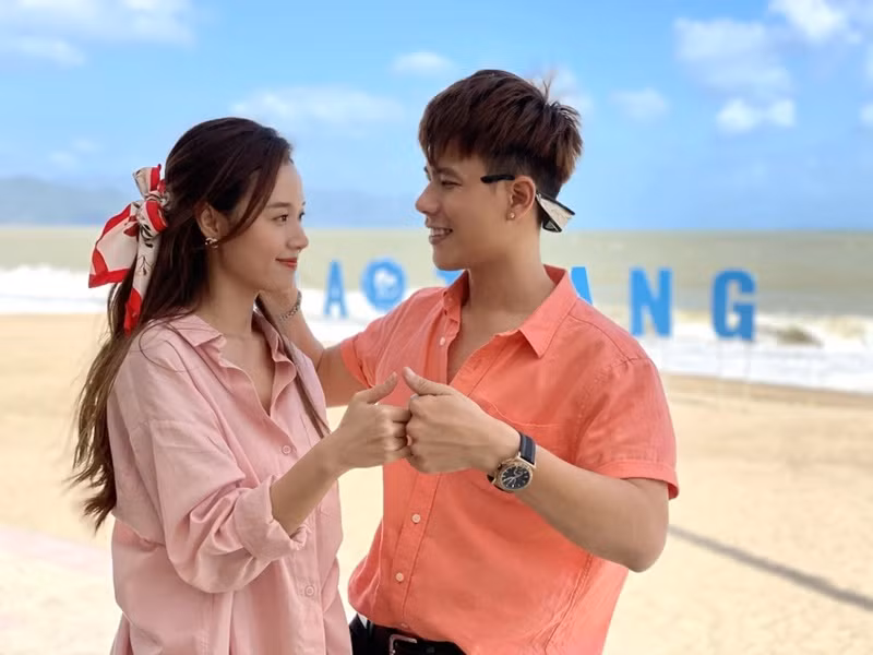 Cùng Anh Huy tham gia series hẹn hò giả định Có hẹn cùng Midu, Midu bày tỏ, nếu không phải bạn thân, chắc chắn cô sẽ xiêu lòng vì những hành động của Anh Huy. “Huy là một chàng trai ấm áp, chu đáo và ân cần, thích tạo bất ngờ cho phái yếu”, Midu chia sẻ trên Dân Trí. Ảnh: Dân Trí.