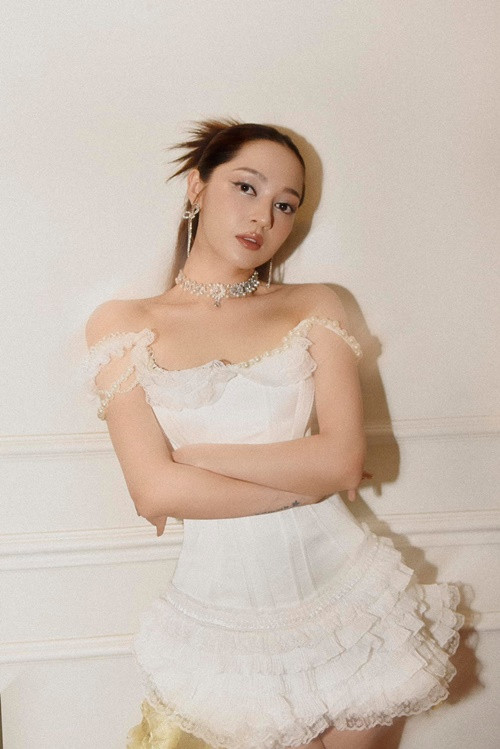 “Hồi trẻ người non dạ, tôi không đủ sáng suốt để nhận ra nên mối quan hệ kéo dài vài năm trong vật vã. Tôi không nhớ mình thoát khỏi cuộc tình độc hại đó thế nào”, cô tâm sự trên Vietnamnet. Ảnh: FBNV.