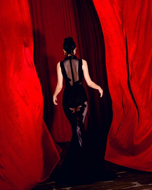 Thân hình nuột nà của Ngọc Trinh khiến người đối diện khó rời mắt.