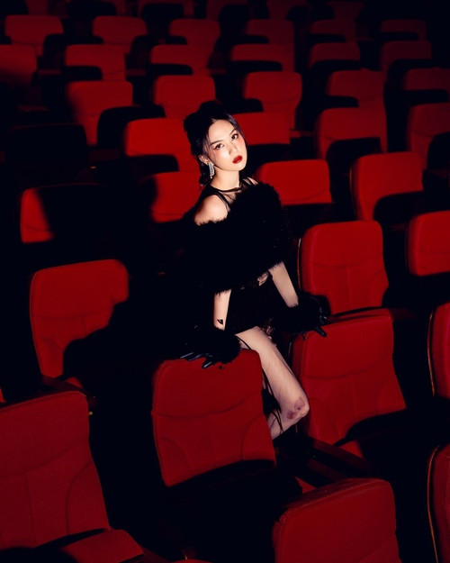 Sau biến cố, người đẹp từng nói rằng cô chưa thực hiện được các bộ ảnh quậy. "Trinh đang làm quen bắt nhịp lại với cuộc sống nên khi thực hiện bộ ảnh này, Trinh nói với stylist là làm phong cách nhẹ nhàng thôi chứ đừng quậy vì chưa có làm được", Ngọc Trinh bày tỏ.