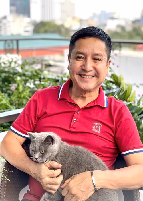 "...Có thể do tính cách ngang tàng khó ưa nên chẳng mấy cấp trên gửi gắm niềm yêu và anh em diễn viên cũng chả trông cậy vào sự nâng đỡ của sếp để tài năng, thứ mà do trời phú cho mỗi cá nhân có thể thăng hoa phát triển! Chỉ biết rằng một năm nay tôi thấy trời trong hơn, mặt biển xanh hơn và tôi chỉ tập trung vào chăm sóc bản thân, bản thể mà do quá bận rộn ngược xuôi bán từng tấm vé ở 63 tỉnh thành để mưu sinh đỡ phần tàn tạ! Và tôi đang hạnh phúc với những gì đang có, cả những điều mà mình không thể đạt được trong 45 năm bôn ba của thân phận “Kép Tư Bền”", anh viết.