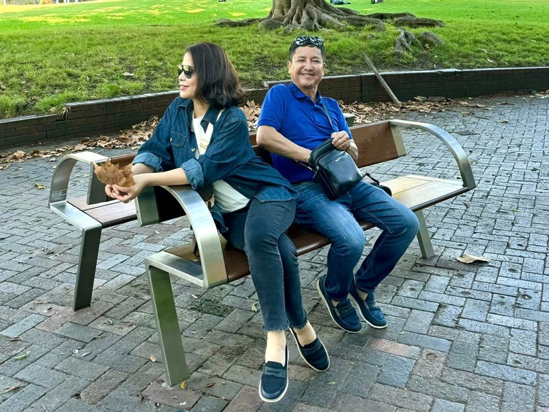 Mới đây, nghệ sĩ Chí Trung đưa doanh nhân Ý Lan du lịch Úc. Trên trang cá nhân, anh chia sẻ loạt ảnh bên bạn gái kèm chú thích hài hước: "Thôi dỗi nào, quay lại đây anh cho… cái kẹo".