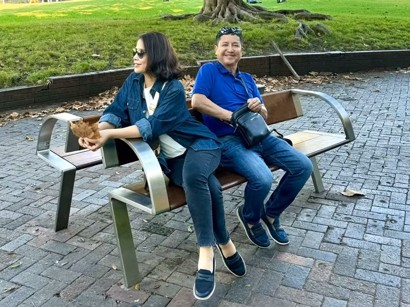 Nghe si Chi Trung du lich Uc cung ban gai kem 18 tuoi