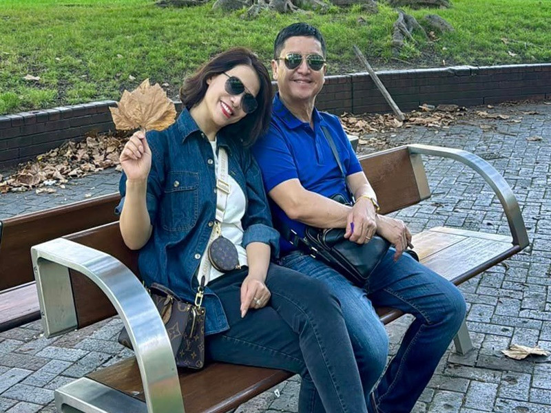 Trong cuộc phỏng vấn với Dân Trí, doanh nhân Ý Lan cho biết, cô và Chí Trung hay vui đùa, "tếu táo" mỗi ngày nên cuộc sống của cả hai lúc nào cũng lạc quan và yêu đời.